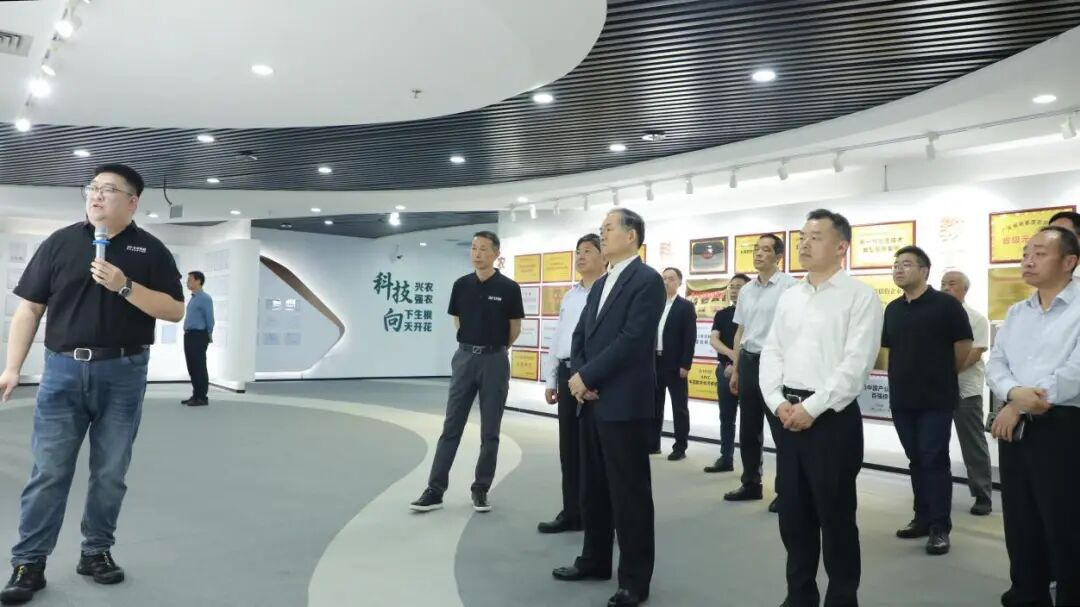 安徽省人民政府副省长张曙光一行莅临尊龙凯时人生就是搏控股考察调研