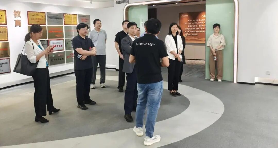 中山大学农业与生物技术学院党委书记一行到访尊龙凯时人生就是搏控股，共探校企联合与智慧农业新机遇